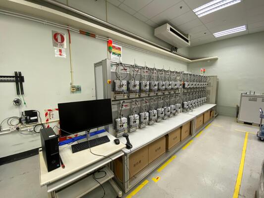 YC1893D Трехфазная интеллектуальная система тестирования счетчиков с 32 позициями, выходным током 160А и точностью класса 0.02